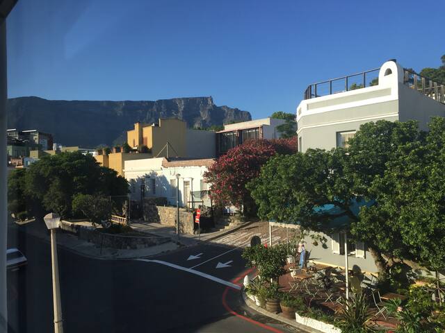 Contemporary De Waterkant Townhouse gallery image 3