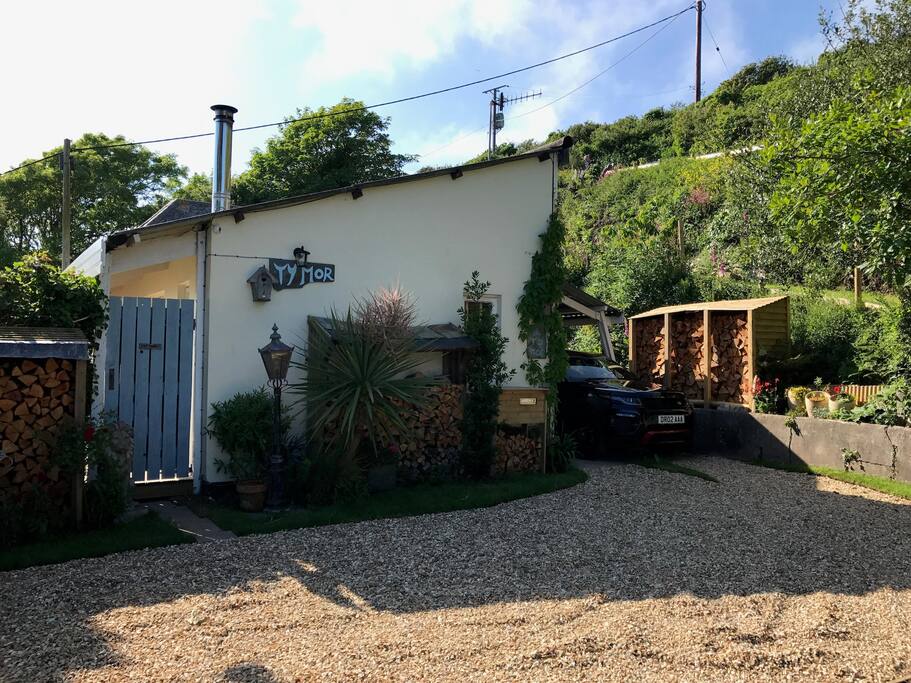 Side view as you drive in - please no parking on the drive - under the carport only thank you