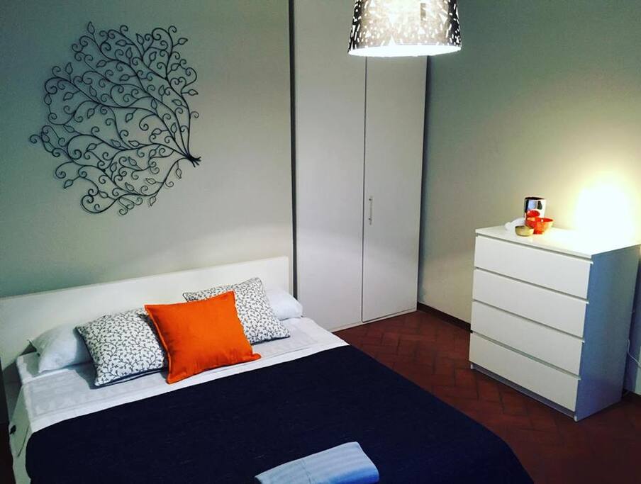 Camera da letto matrimoniale con armadio e cassettiera