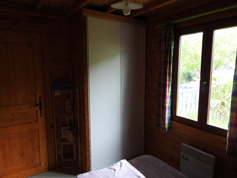 Placard dans la chambre et vue sur le jardin