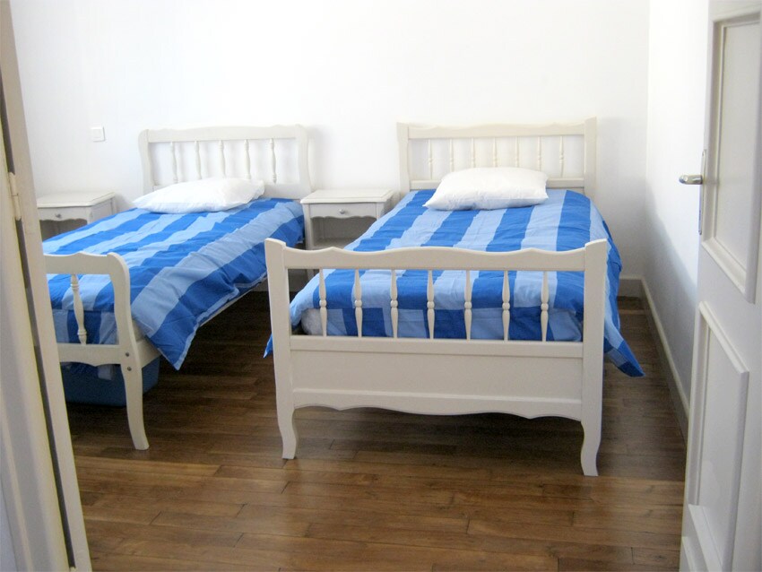 رقم الغرفة 02 مع سريرين من 90 × 190