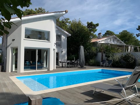 Pleasant air-conditioned villa with heated pool