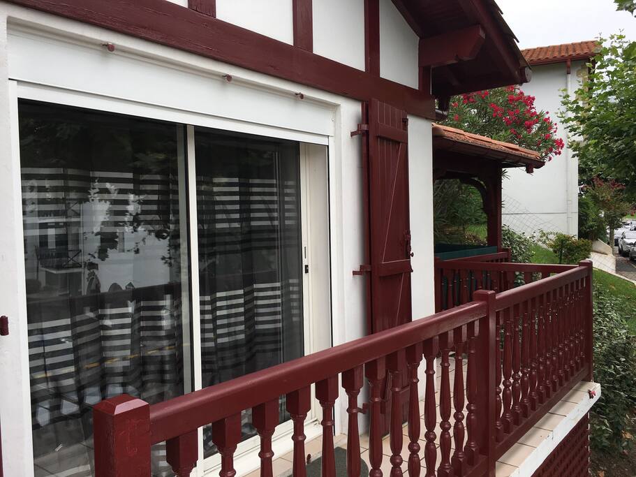 Entrée de la location et balcon.