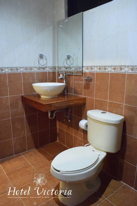 Este es el baño de la habitación 6,en el podemos observar el inodoro y el lavamanos frente a un espejo. Y hacía la derecha la regadera para una refrescante ducha¡