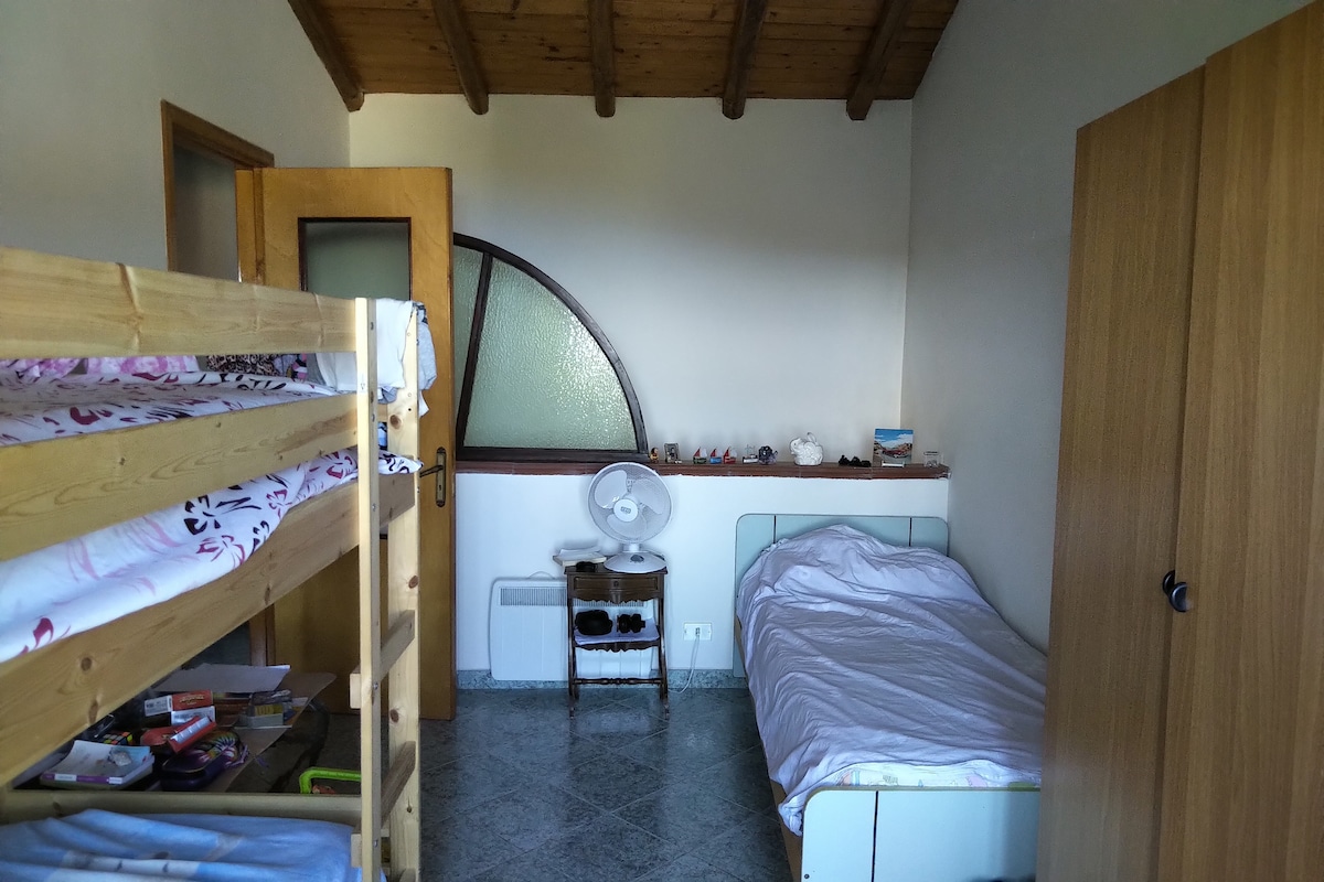 Dormitorio con cama individual y litera