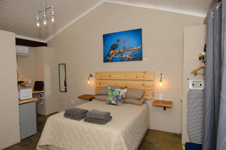 The Tauraco Room offers a Queen size bed, accommodating 2 guests, air-conditioning, DSTV, Wi-Fi. Wildlife photography by Patrice Correia.