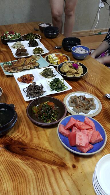 매일의 조식 밥상. 그날의 상차림은 인스타에서 뱅디가름을 검색하세요