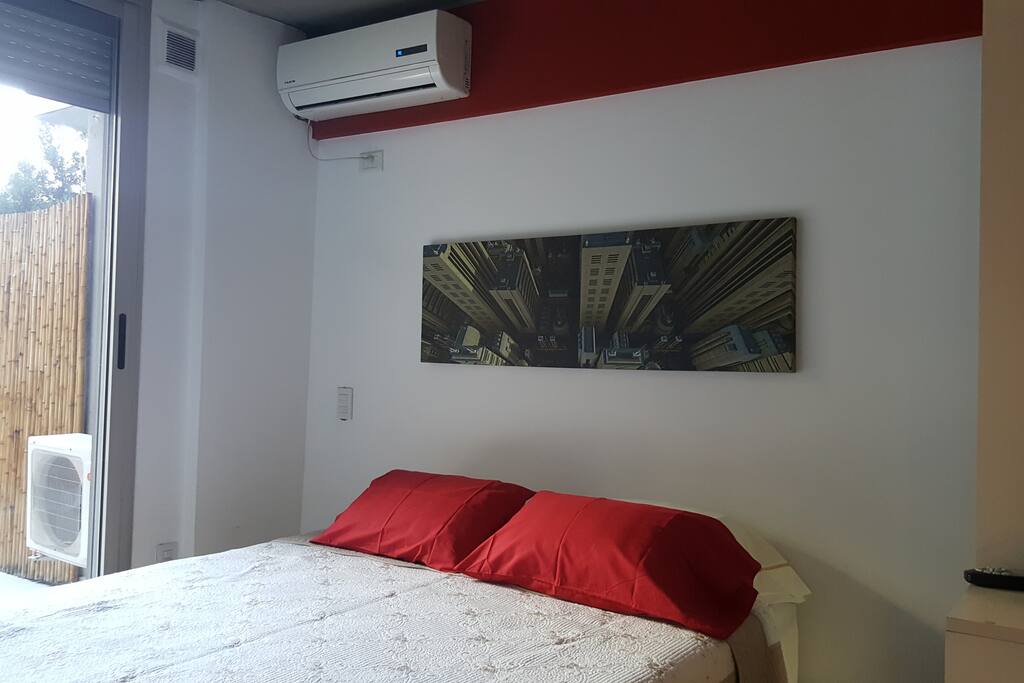 Confortable cama extra queen se puede dividir en dos twin