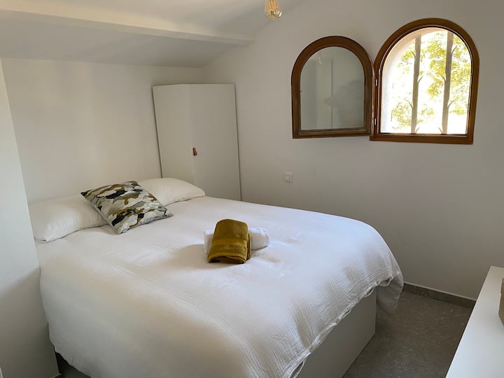 Táto izba je veľmi teplá s malým typickým korsickým oknom a okenicou a má veľa skriniek/úložných priestorov. 
140 cm manželská posteľ, matrac, paplón a vankúše sú nové. 