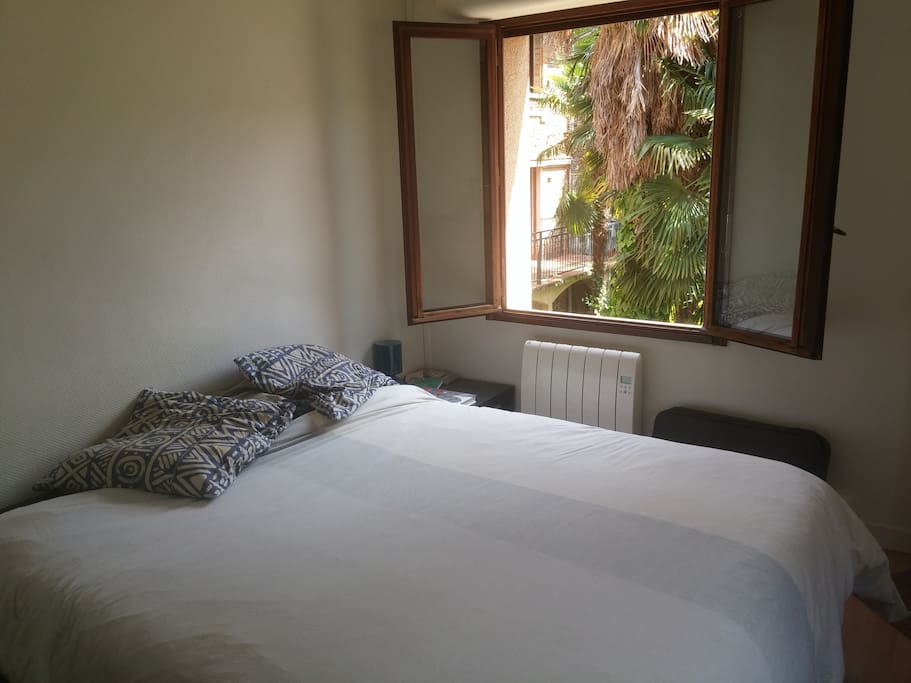 La chambre et le grand lit 2 places