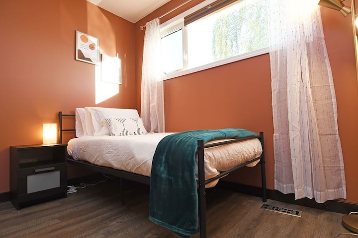 Cette chambre sert aussi d'espace de travail avec un matelas en mousse à mémoire de forme, un lit double et une literie de luxe.