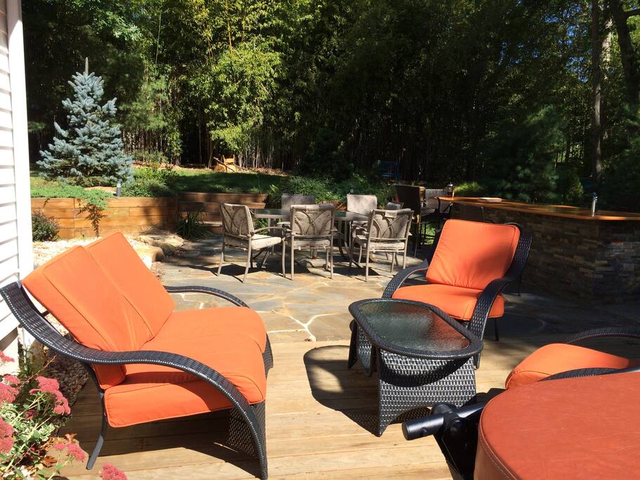 Welcoming backyard to relax in the sun. Minutes away from the beaches. Ocean or Bay, you choose
