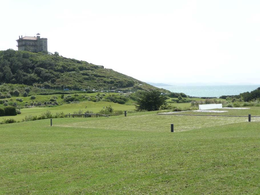 Le Quartier:
Au fond, la mer et l'incroyable château d'Ilbarritz , le golf et la pelouse de la cité de la Mer.
(Photo prise à 300 mètres de la maison)