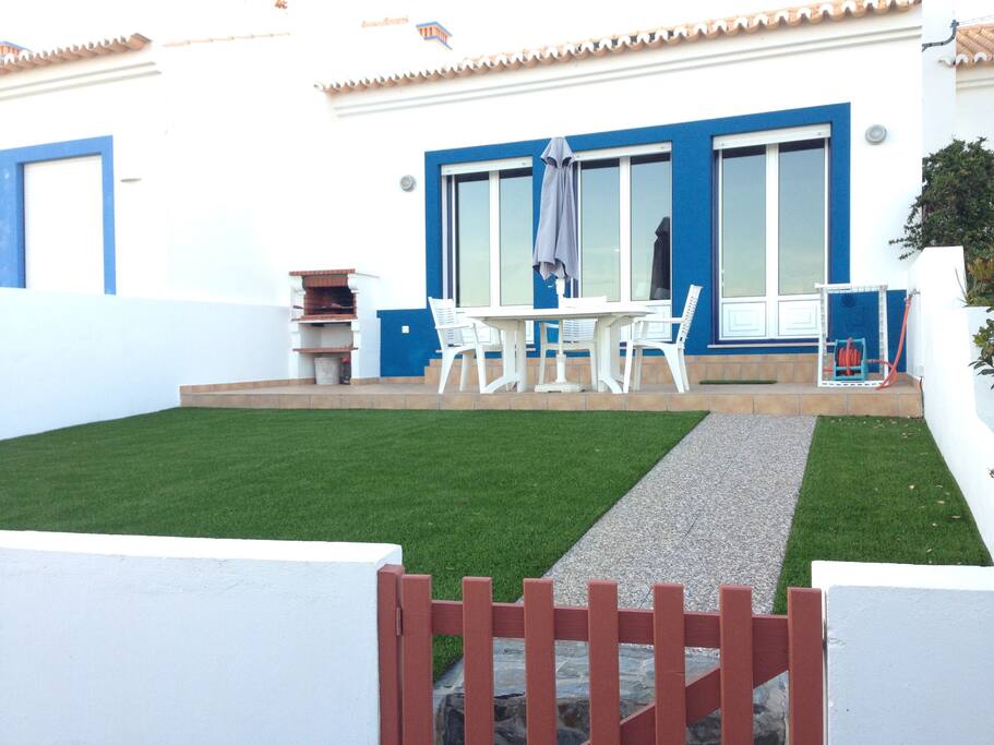 Jardim, terraço e barbecue.