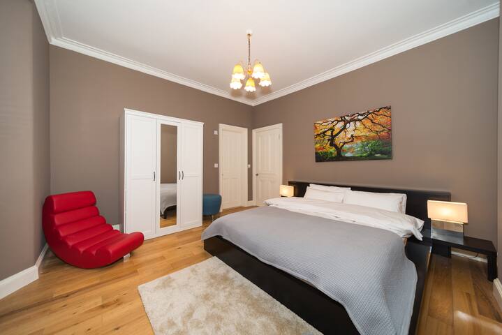 Central London 3-Bedroom Apartment gallery image 2
