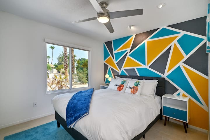 标准双人床。记忆泡沫床垫。55英寸智能电视。房间遮光窗帘。空调。吊扇。带衣架和行李架的衣柜，方便您使用。床头柜上的多端口USB手机充电站