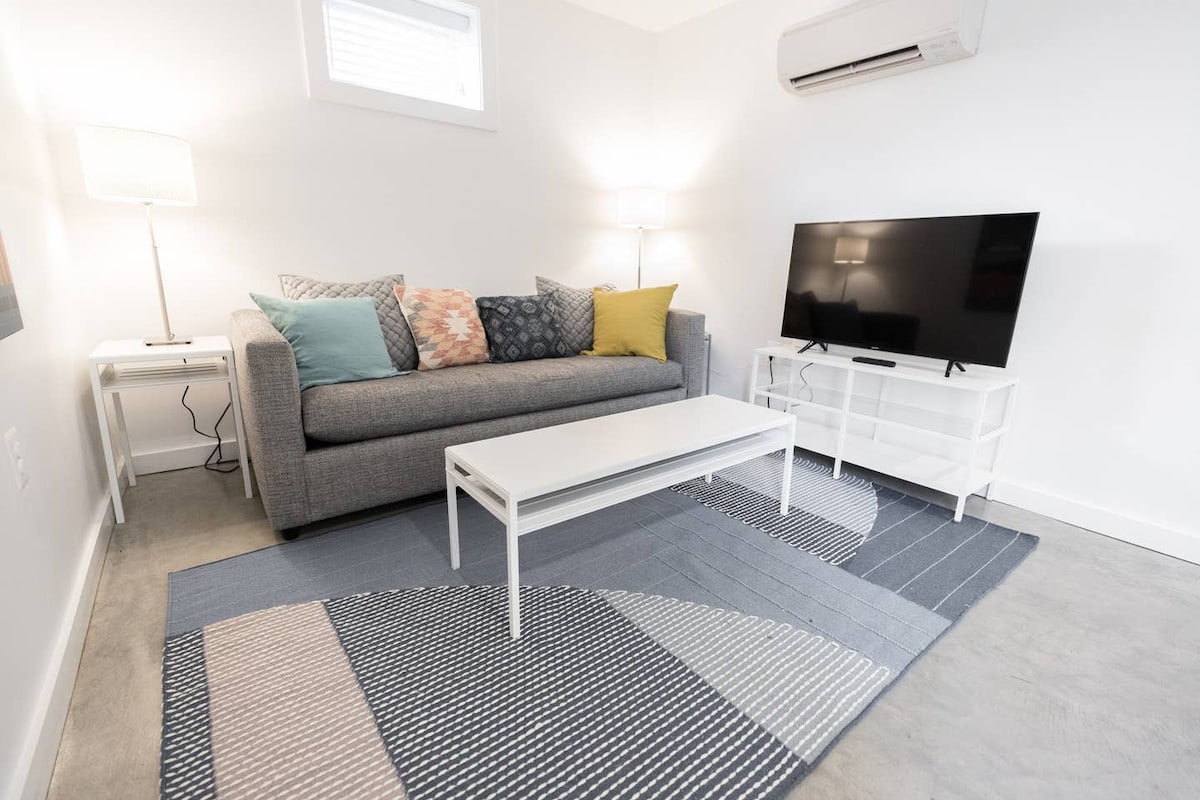 Sebule ina televisheni yenye skrini tambarare, Wi-Fi iliyowezeshwa (yenye Roku) na kochi la starehe ambalo linaelekea kwenye kitanda cha kifalme.