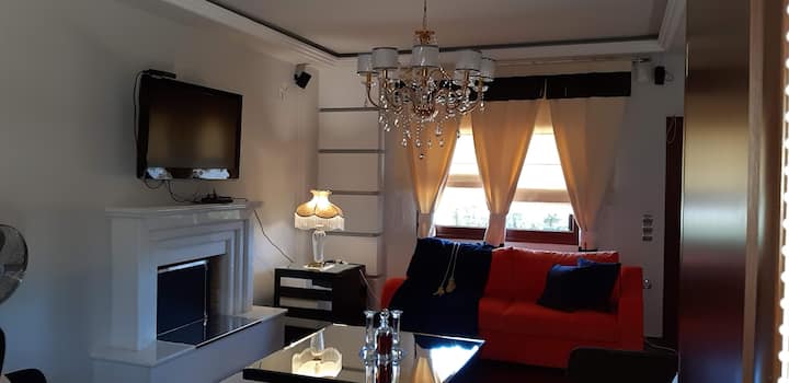 Family Friendly Villa With Sun-soaked Outdoor Pool - Эвбея