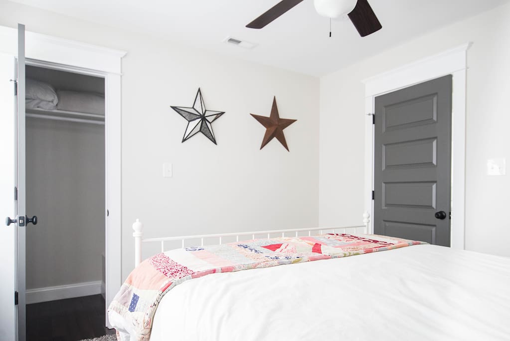 Guest bedroom with queen bed. Alarm clock, essential oil diffuser, water bottles, ceiling fan, extra pillows blanket and hangers in the closet, memory foam mattress cover..We've thought of it all!