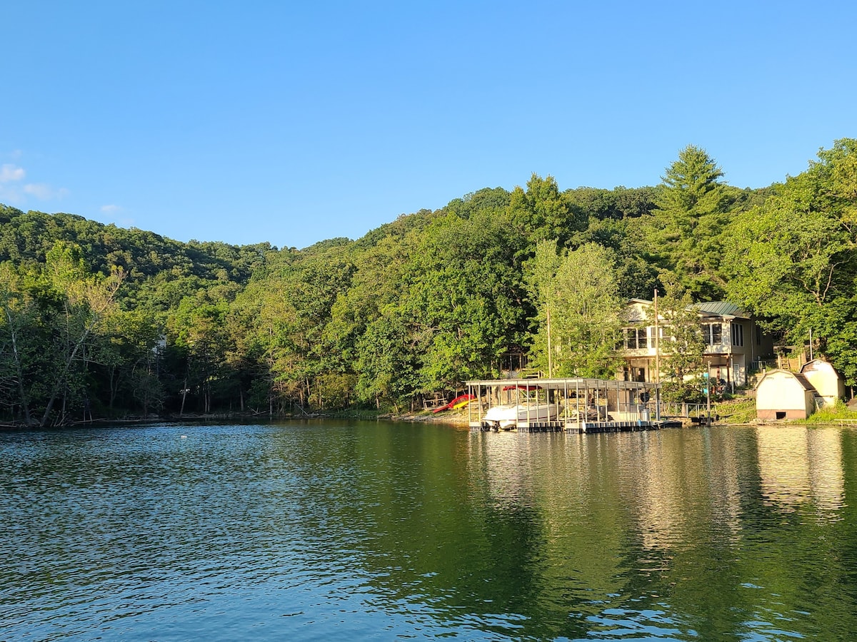 Turtle Cove Hideaway Lakefront in Private Cove! Houses for Rent in