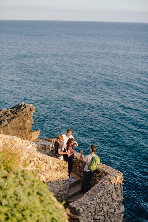 Show full-screen, host-provided image