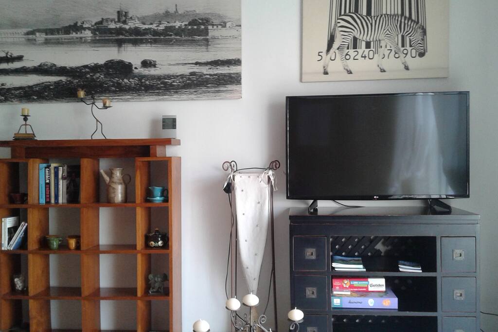 Salon avec téléviseur écran plat 107 cm