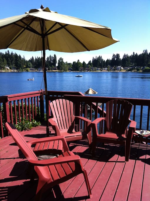 Deck with plenty of seating