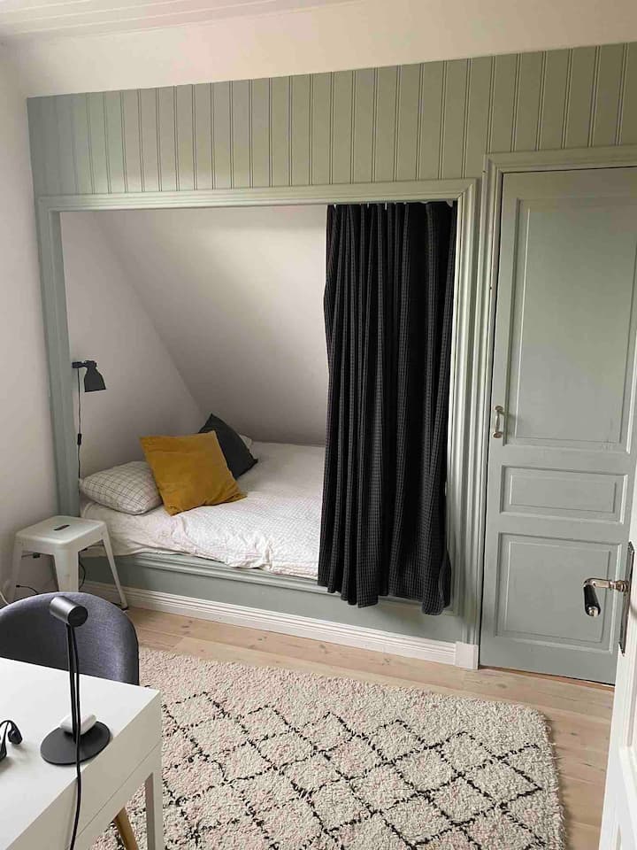 Dhoma e gjumit tre, krevat dopio "queen" (140x200cm)