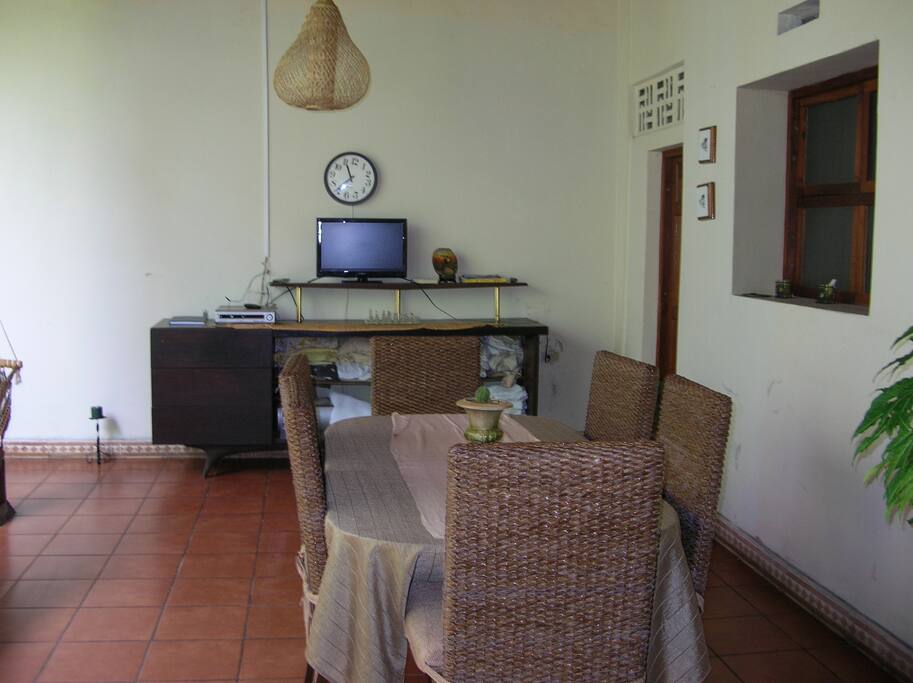Area de Comedor con Televisor