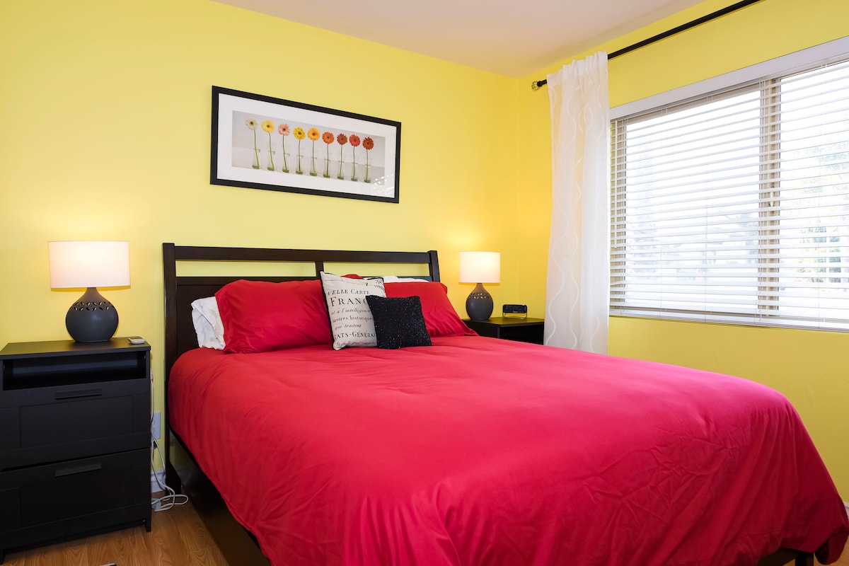 Dhomë gjumi e bollshme dhe e lehtë me dyshek bambuje krejtësisht të ri me madhësi dopio "queen" (mbulesa e jorganit mund të ndryshojë).