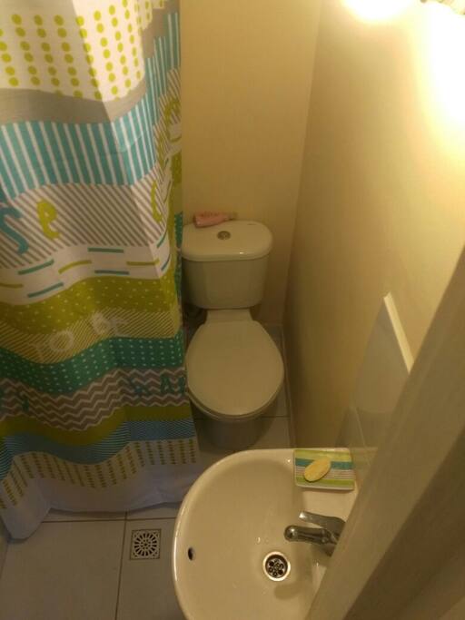 baño privado frente a la habitación