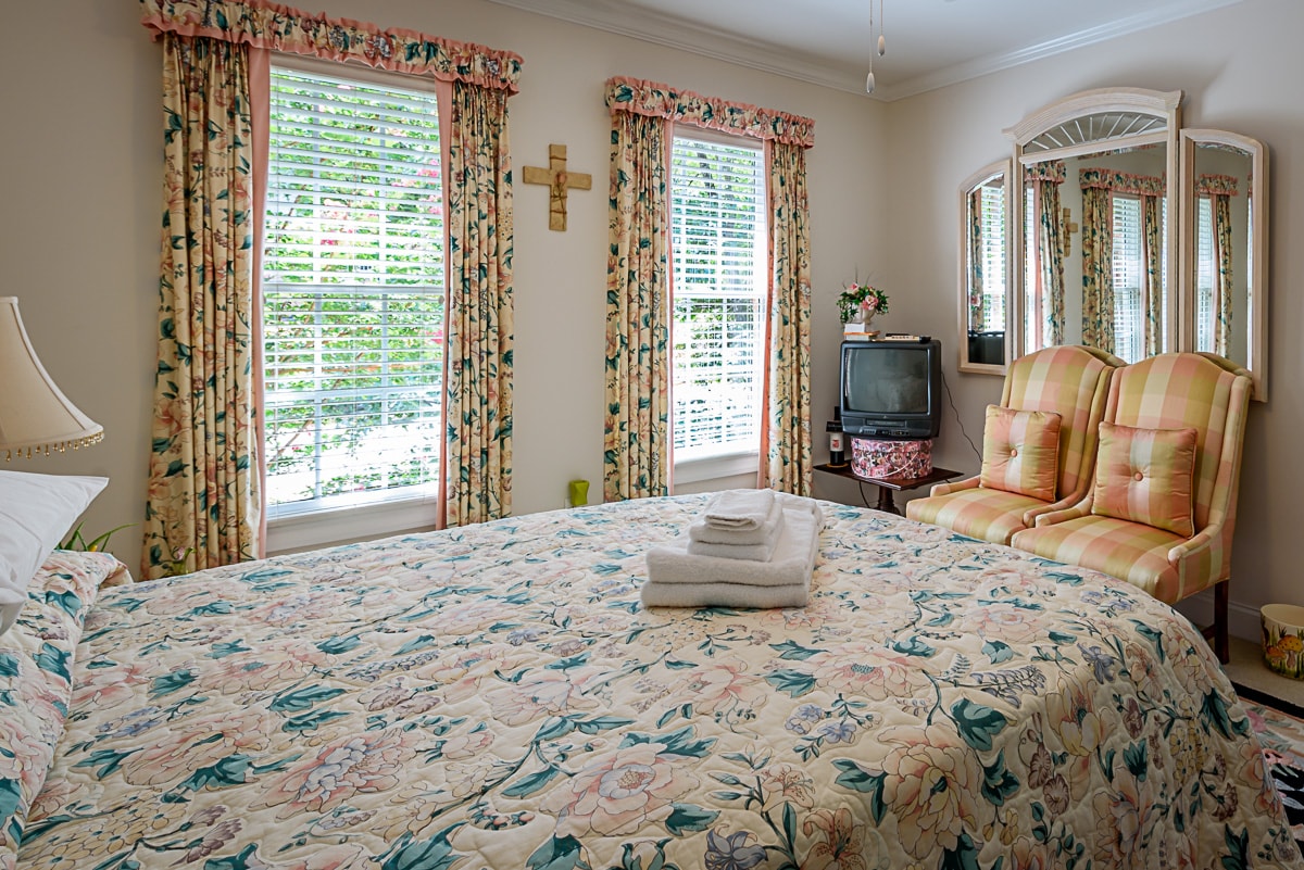 La habitación Queen: nuevo televisor de pantalla plana [no en la foto], libros, sillas tapizadas de seda, colcha y cortinas personalizadas.