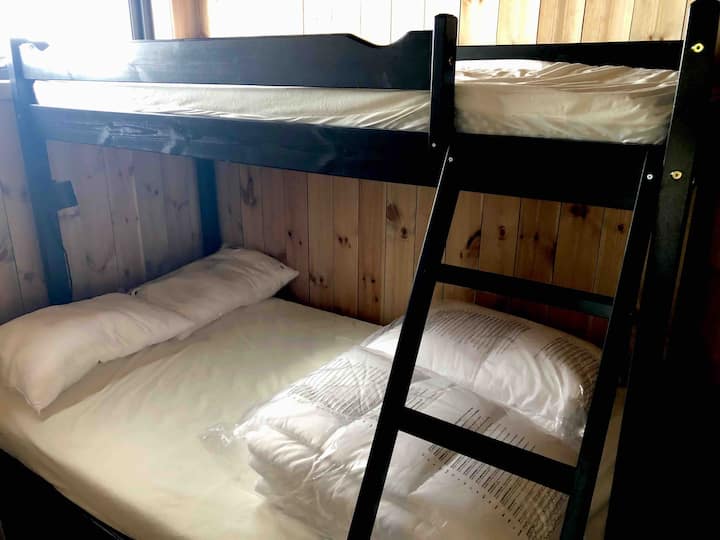 Dormitorio 1 en el piso principal El mismo piso que la sala de estar, la cocina y el inodoro. Litera donde el ancho es 120 abajo