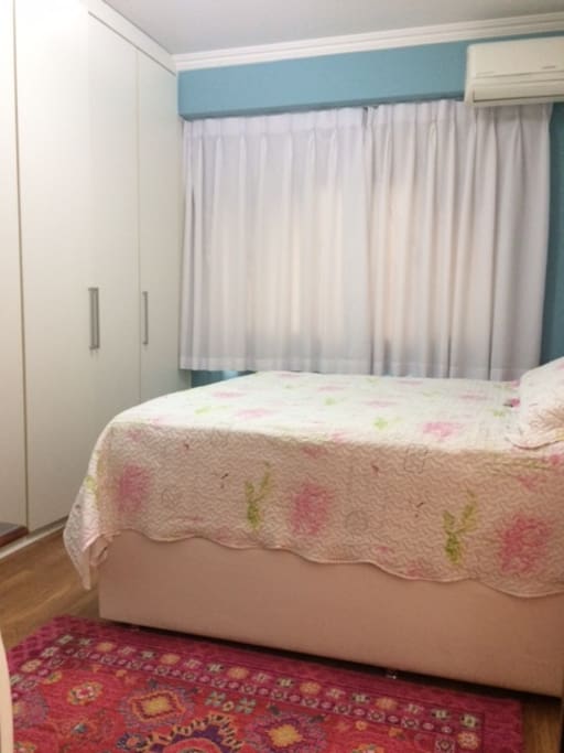 Suíte com cama de casal nova tamanho queen, super confortável e ar refrigerado.