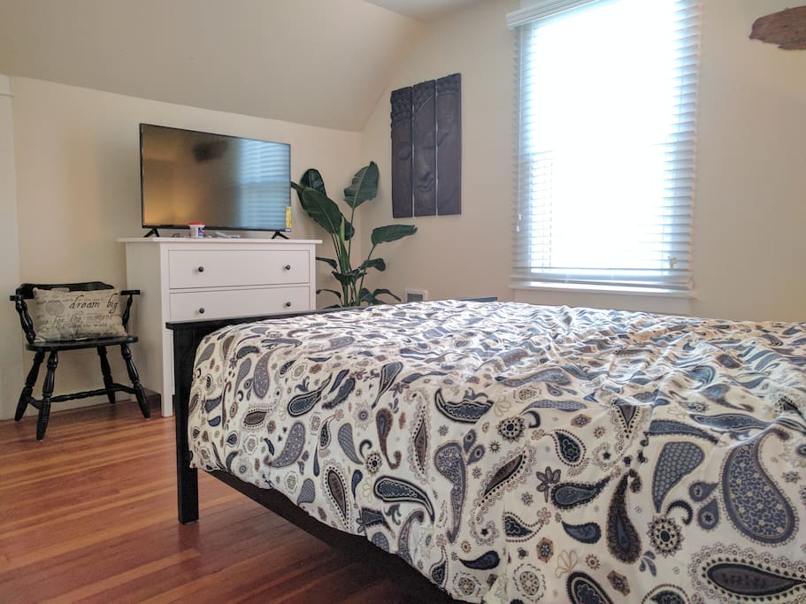 Unpack and unwind in the Milo which has a dresser and 43" LED TV with Netflix and Amazon streaming media.