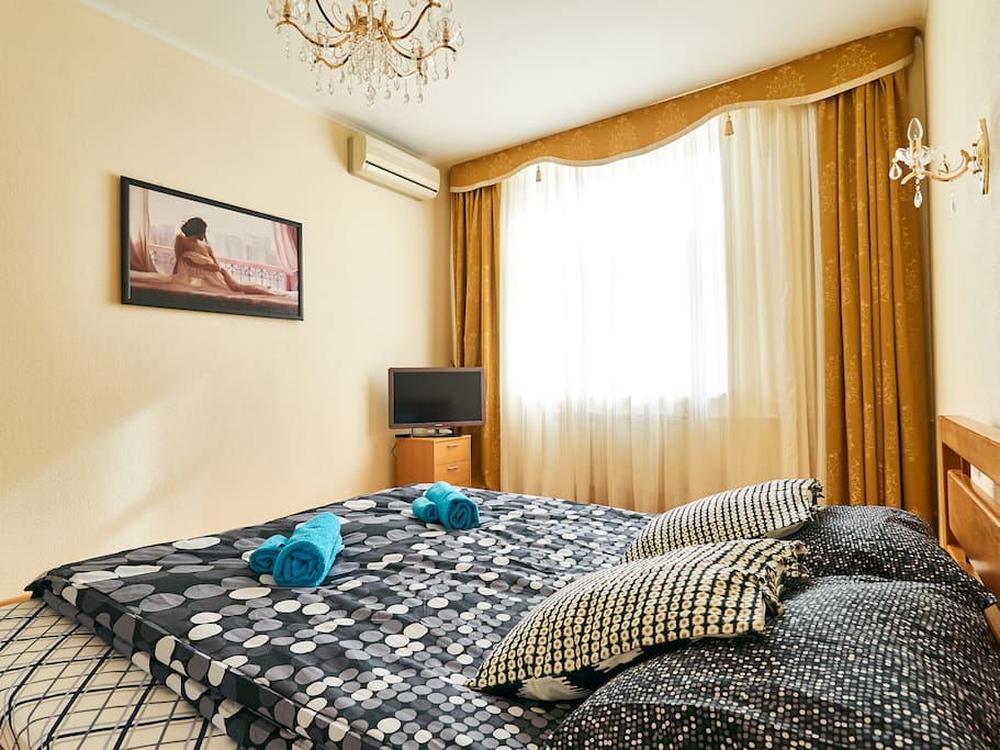 Big bedroom with super extra king size bed - very quiet as windows are to inyard