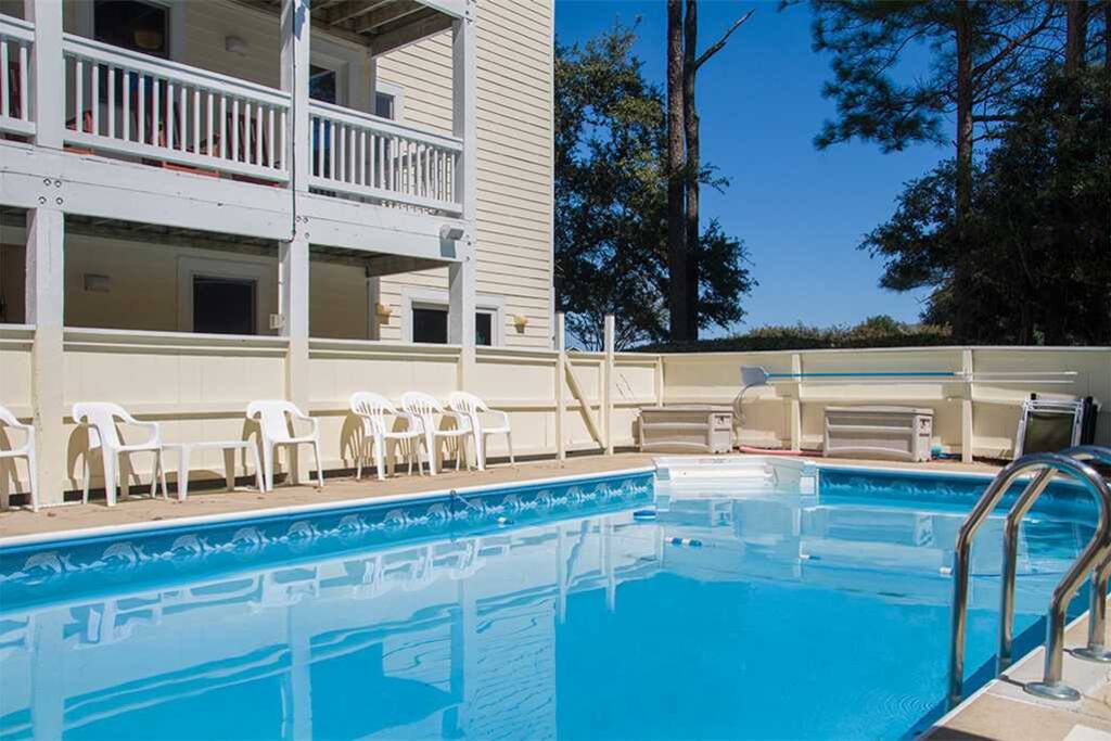 CL328: Irish Tides | Pool Area