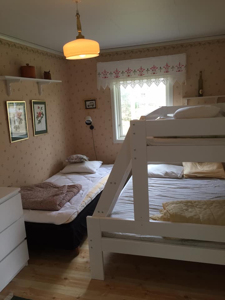 Dormitorio con cama independiente y apto para familias. Adecuado para dos adultos y dos niños, por ejemplo. Máximo tres adultos + un niño. 