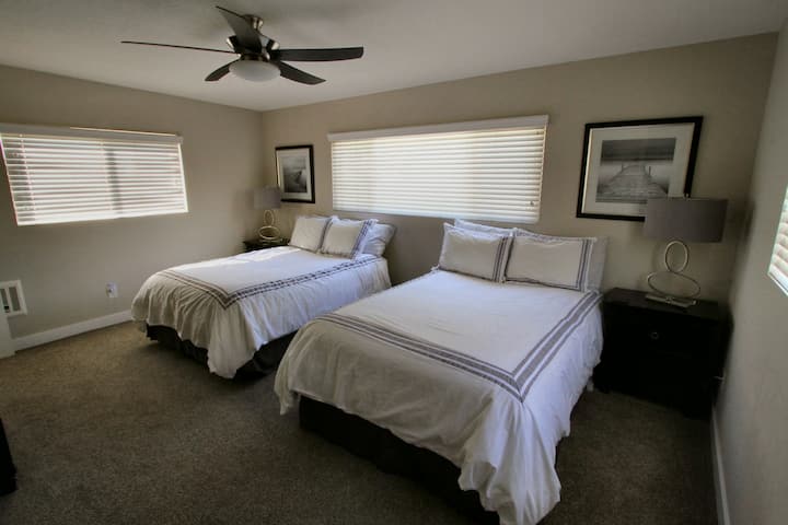 3. spavaća soba opremljena s dva bračna kreveta i može primiti do četiri gosta