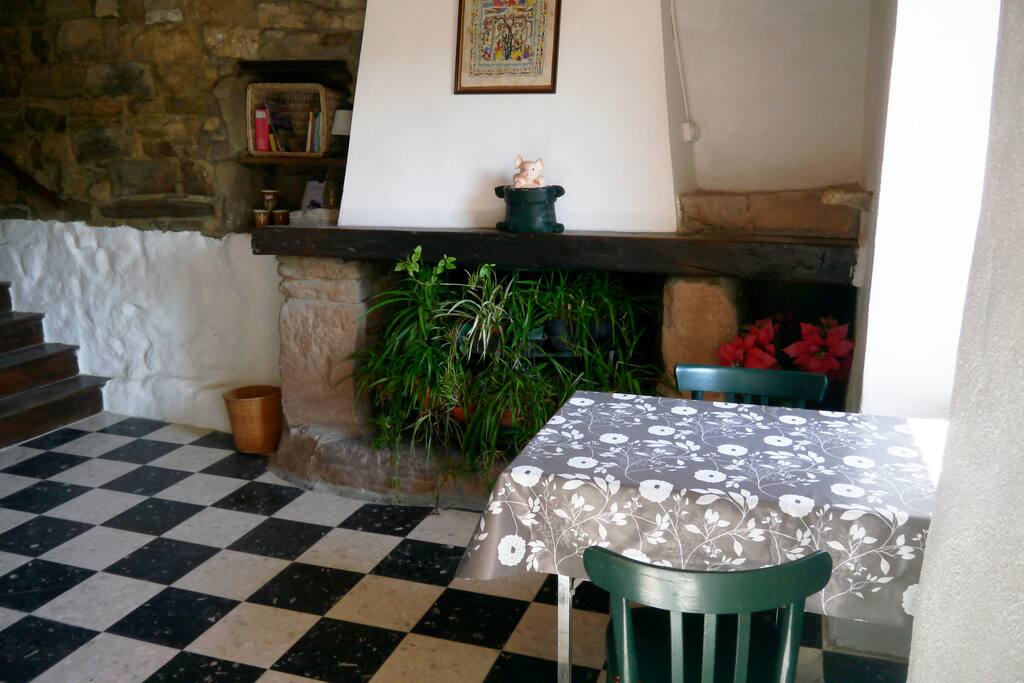 une table pour manger et une grande cheminée