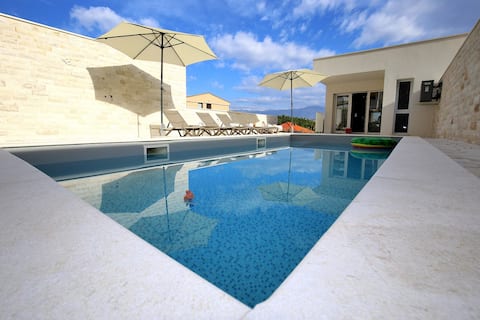 Villa with pool & Sea View - perfect for families