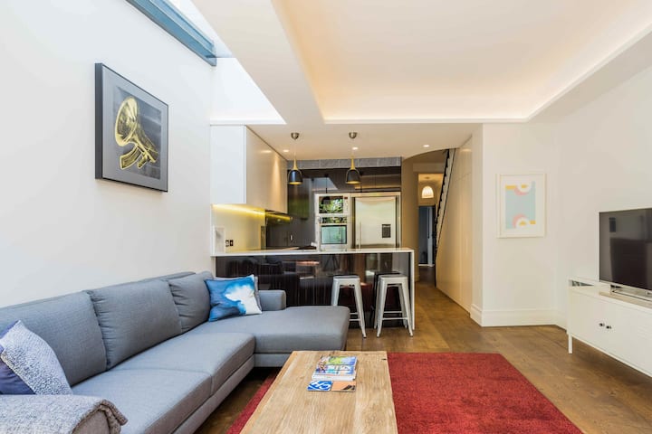 Unwind in a Luxury Apartment in Heart of Surry Hills