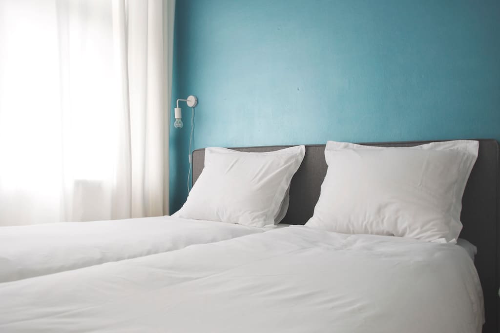 Slaapkamer met 2 bedden. Zowel aan als van elkaar af te schuiven.
