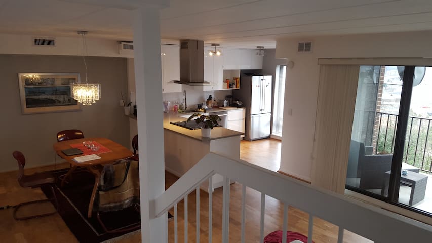 Bright room w/ private bath in 2BDR in Alexandria