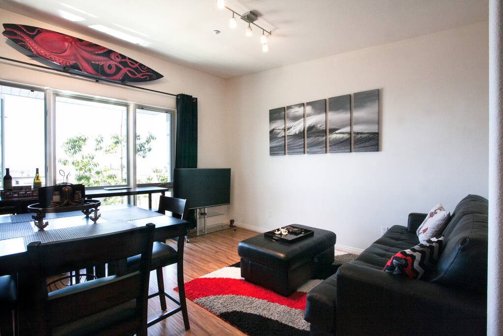 You walk in on the top floor! 4 Chair Pub Table & 2 Chair Pub Table Overlooking the Bay, 55" TV w/ Netflix, Keyless Front Door Entry.