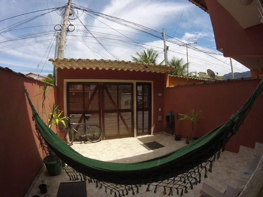Garagem vista de dentro da casa.