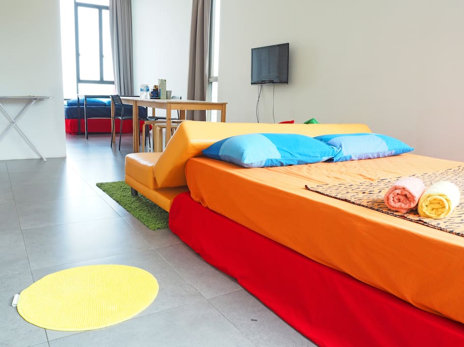 Small but all inside the studio where its spaces, the kitchen, sleeping zone, play area, washroom articulate.