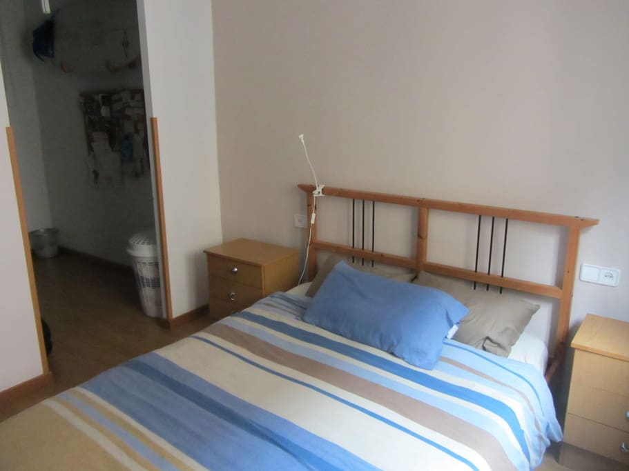 Room with twin bed