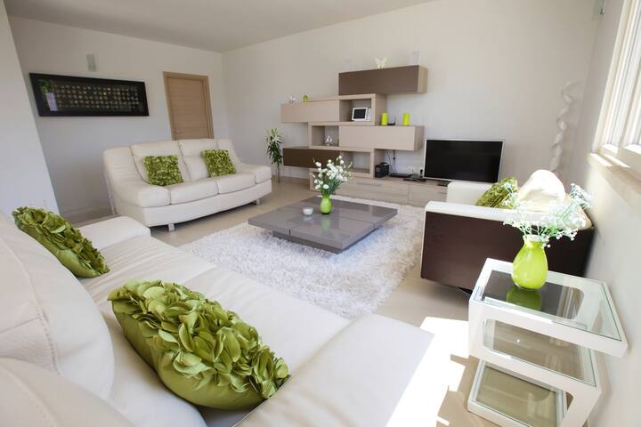 Casa Bán. Modern villa in the Puglian countryside. gallery image 4