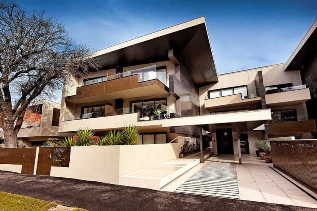 I stayed for a month at Chris's stylish and modern apartment. (Luke, Australia)
